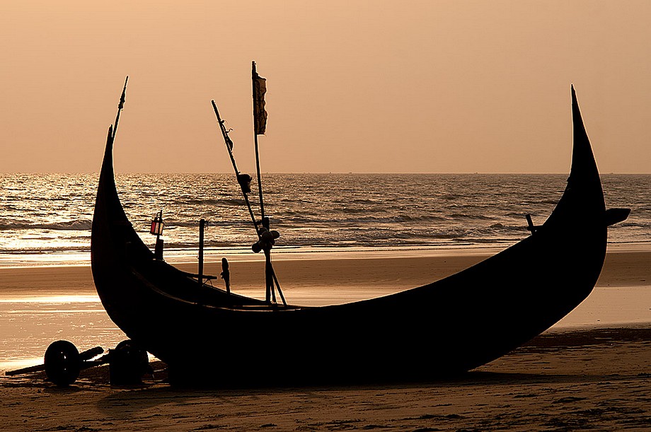 Cox's Bazar - łódka na brzegu morza (Bangladesz 2010 - część 1/2)
